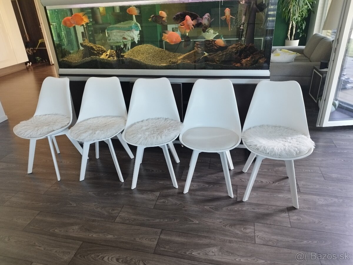 Moderne biele stolicky