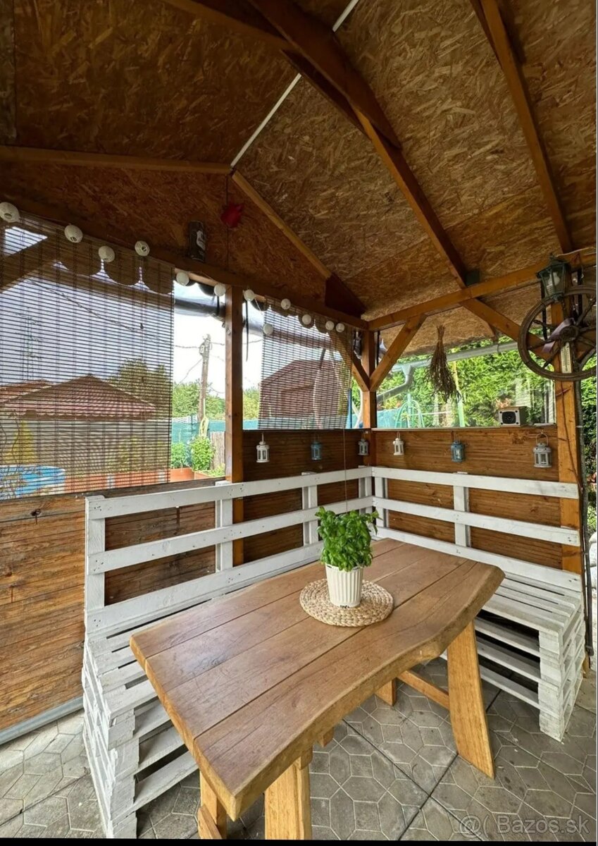 Záhrada s mobilným domom