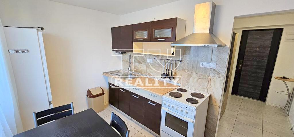 NA PREDAJ VEĽKÝ TEHLOVÝ 1-IZBOVÝ BYT S BALKÓNOM (43 m2),...