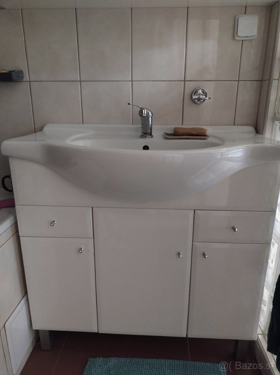 Skrinka do kúpeľne