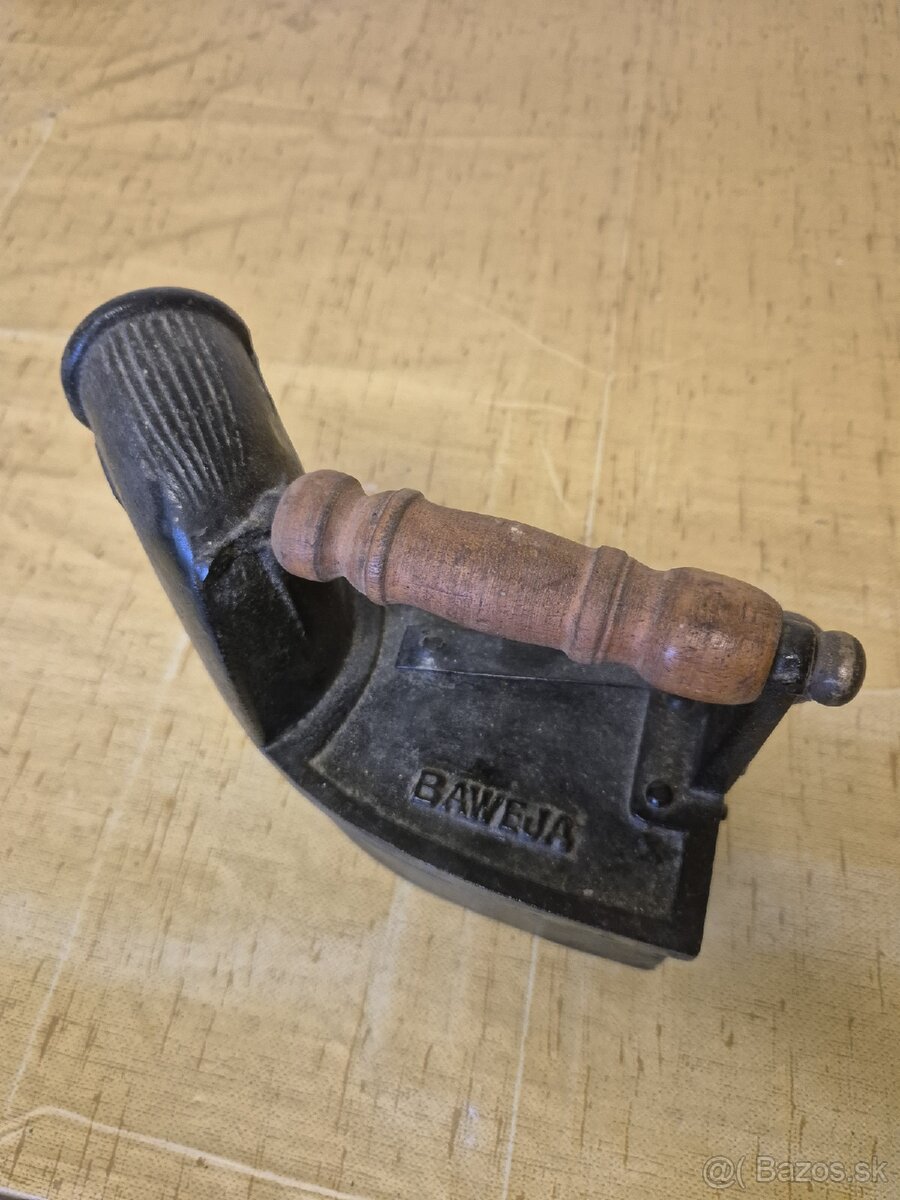 STAROŽITNÁ ŽEHLIČKA