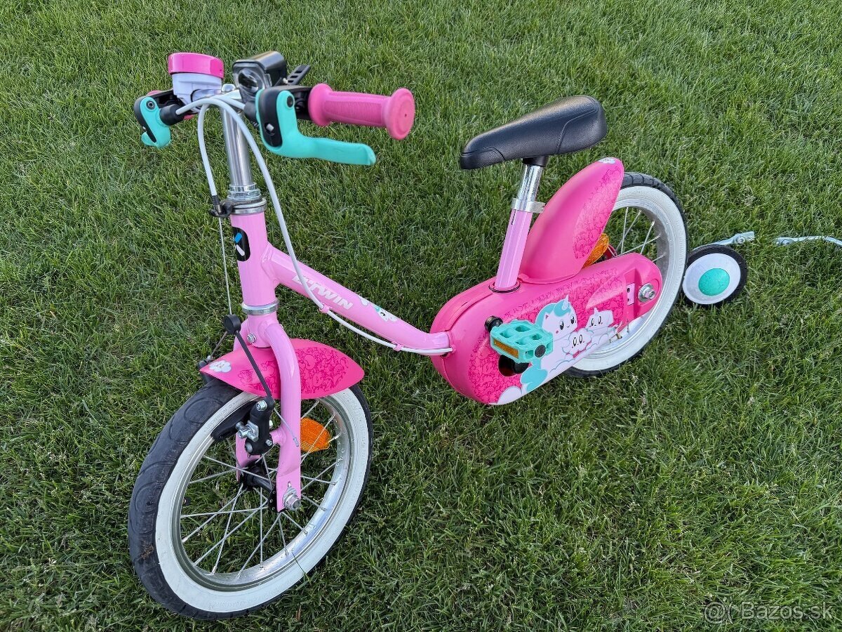 Bicykel pre dievča BTwin decathlon s pomocnými kolieskami