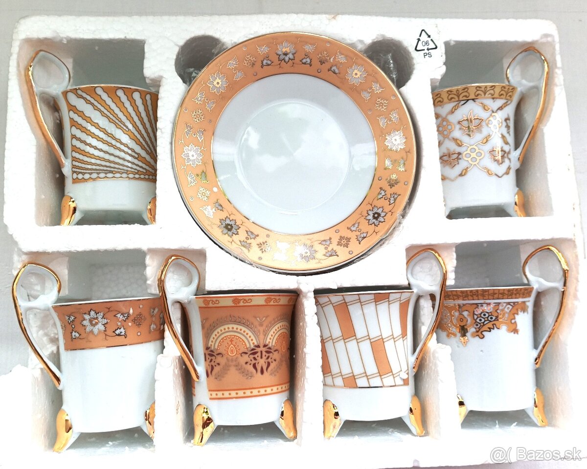 Retro sko, porcelán, lampička a kovová zvonička