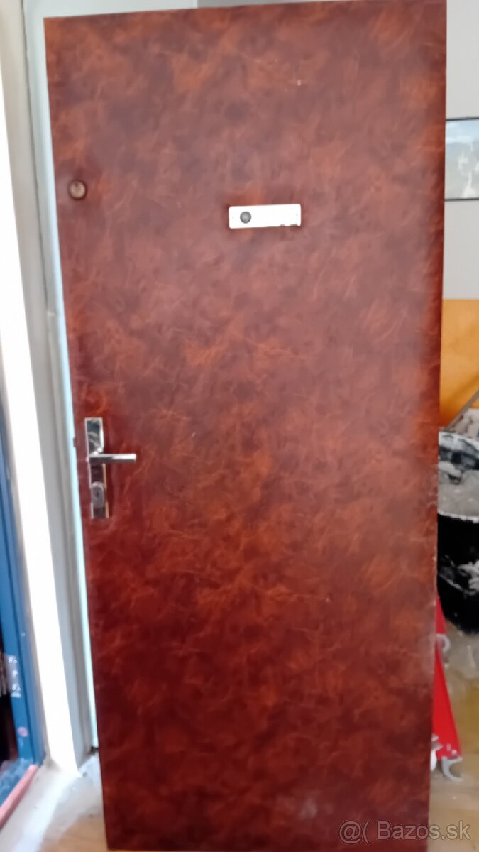 Dvere vchodové 80cm ľavé.