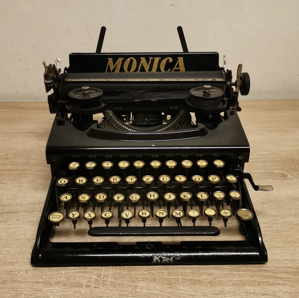 REZERVOVANÝ písací stroj MONICA z roku 1927 - pre zberateľov