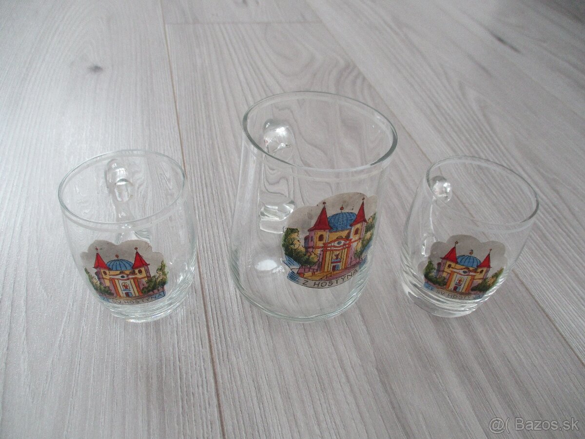 sadu troch starožitných sklenených pohárov