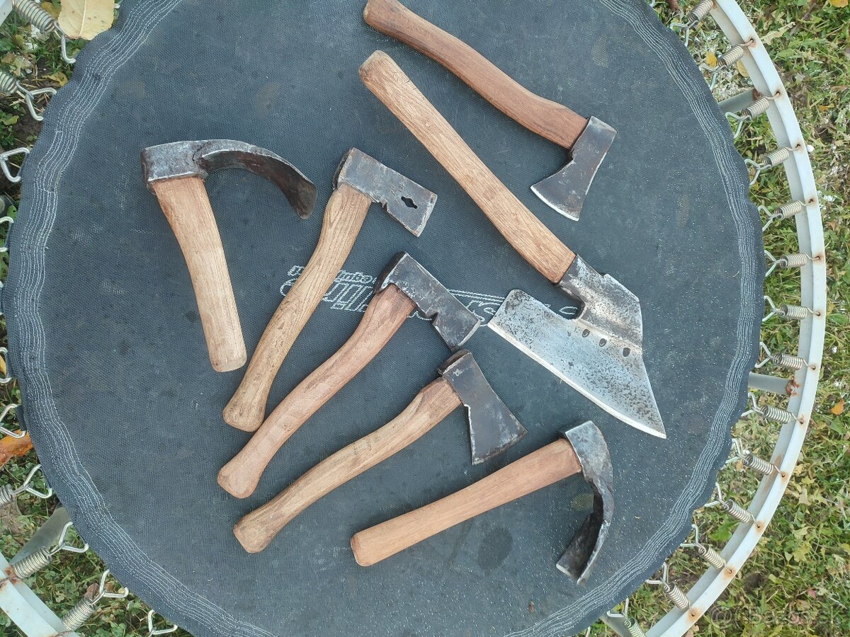 Staré kované tesárske náradie