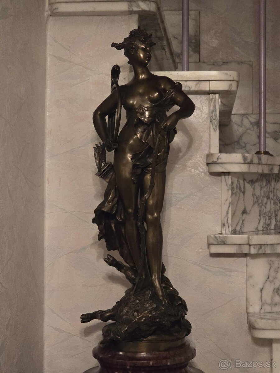 Bronzova socha podpísaná