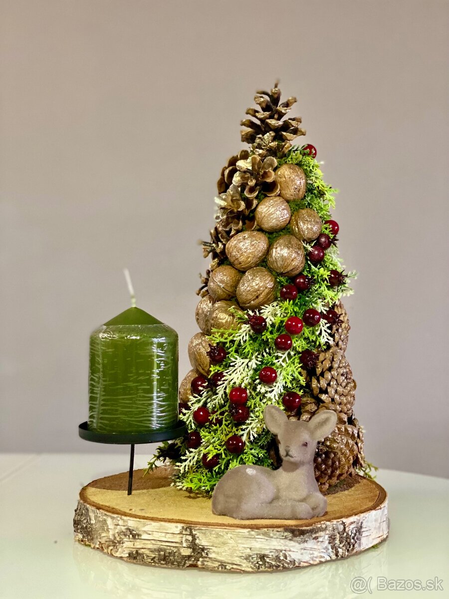 Vianočný stromček zo šišiek, orechov a bobuľkami na dreve