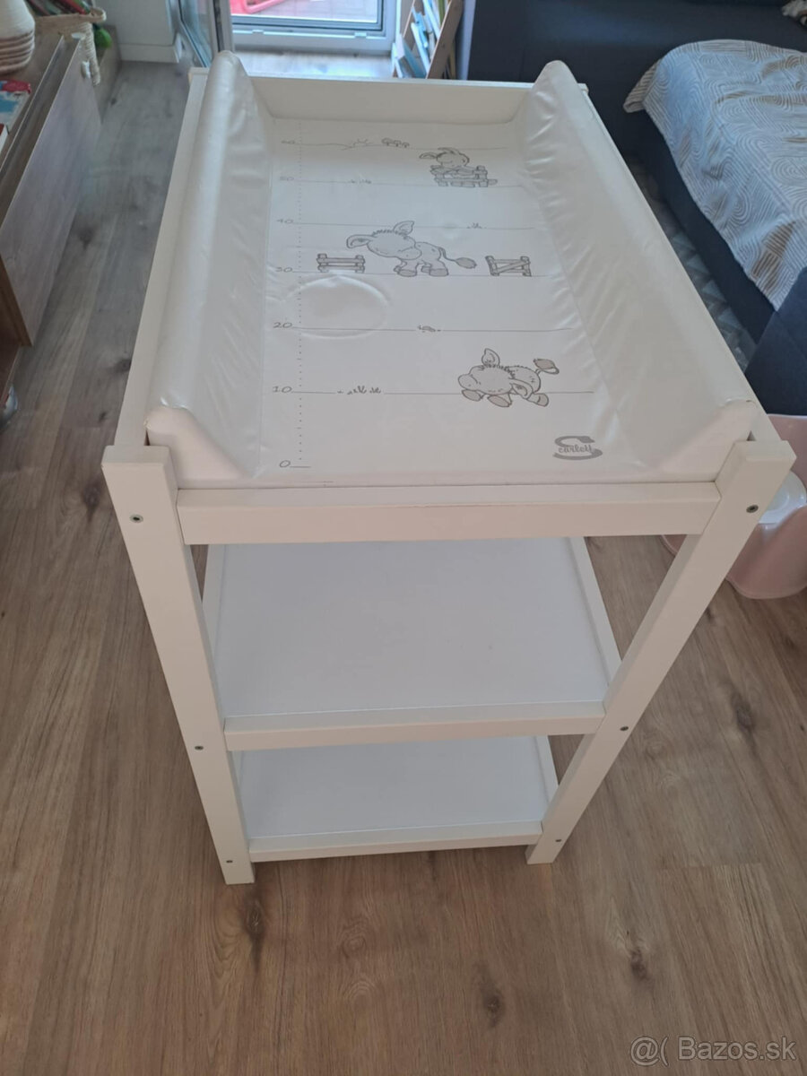 Prebaľovací pult s kolieskami