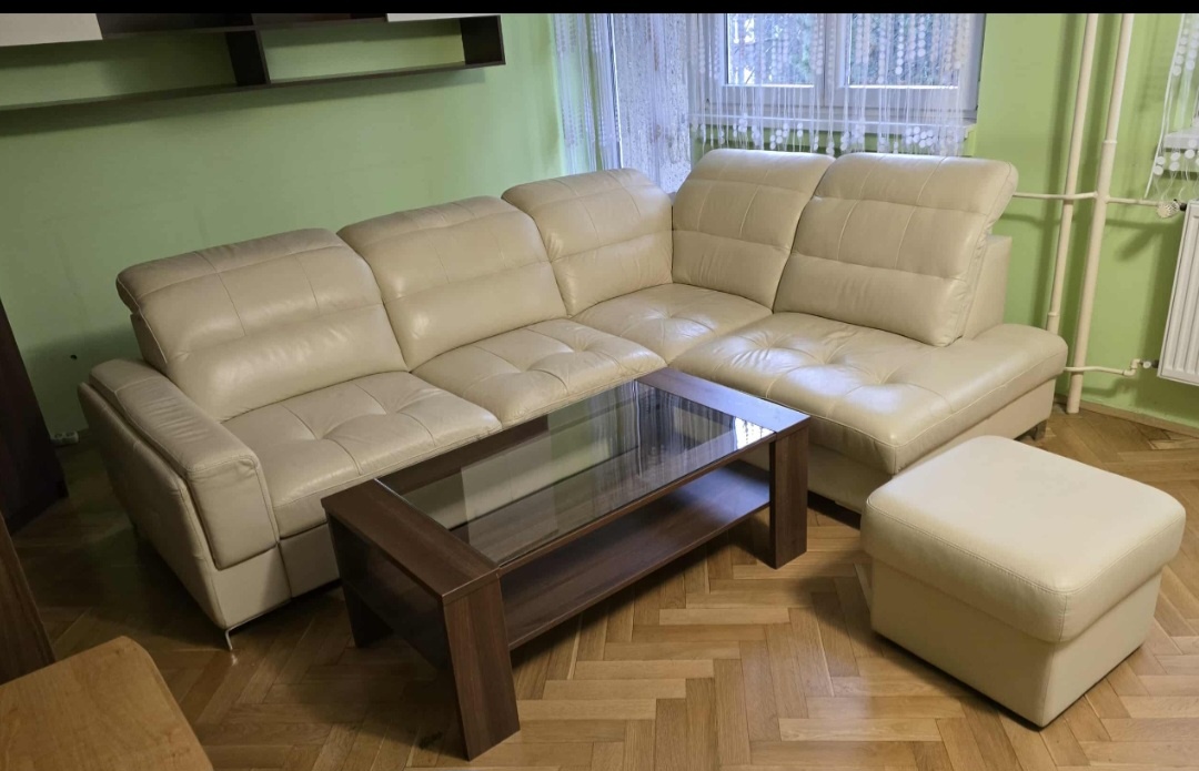 kožená sedačka bleda