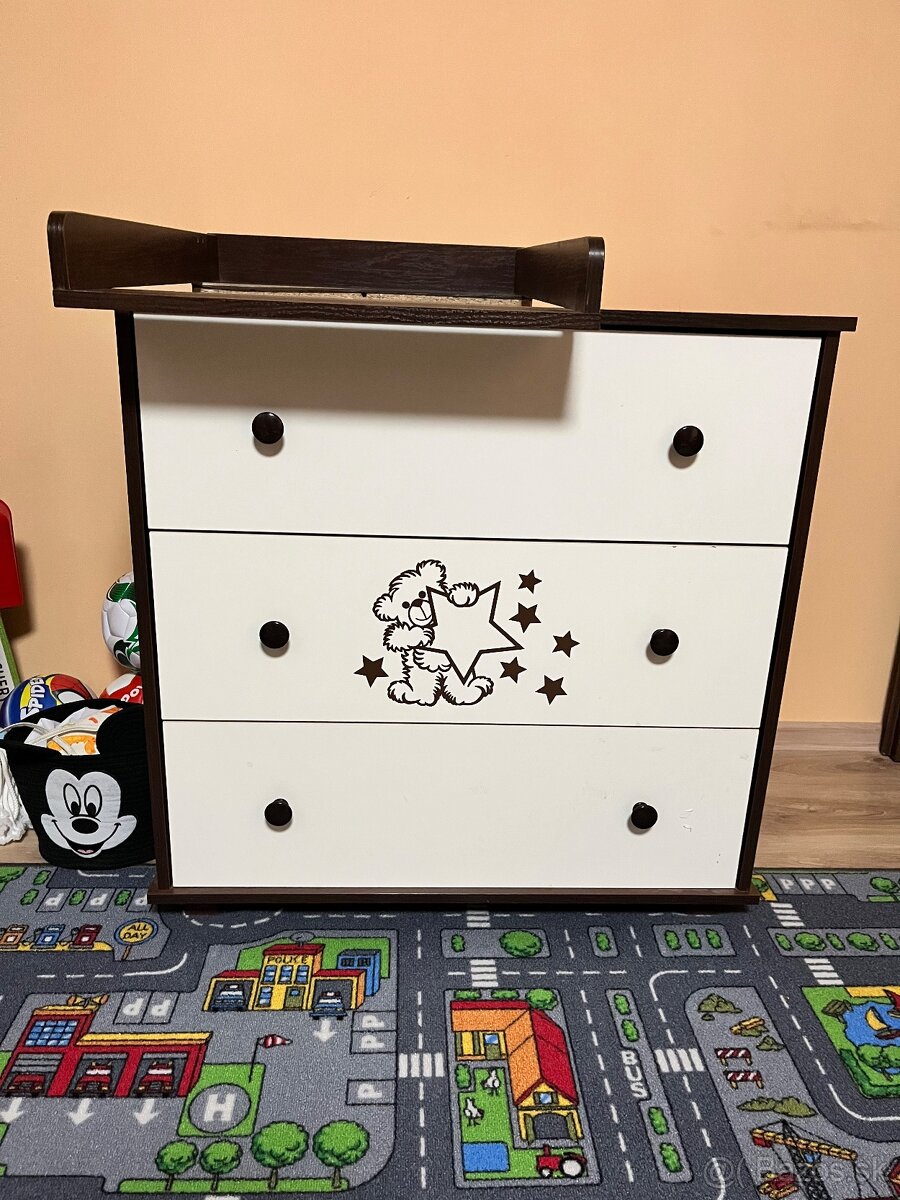 Detska komoda s prebalovacim pultom