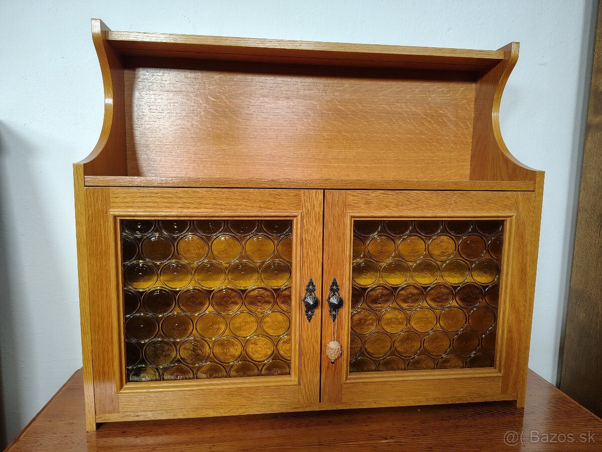 Rustikální police,nábytek s příbehem.