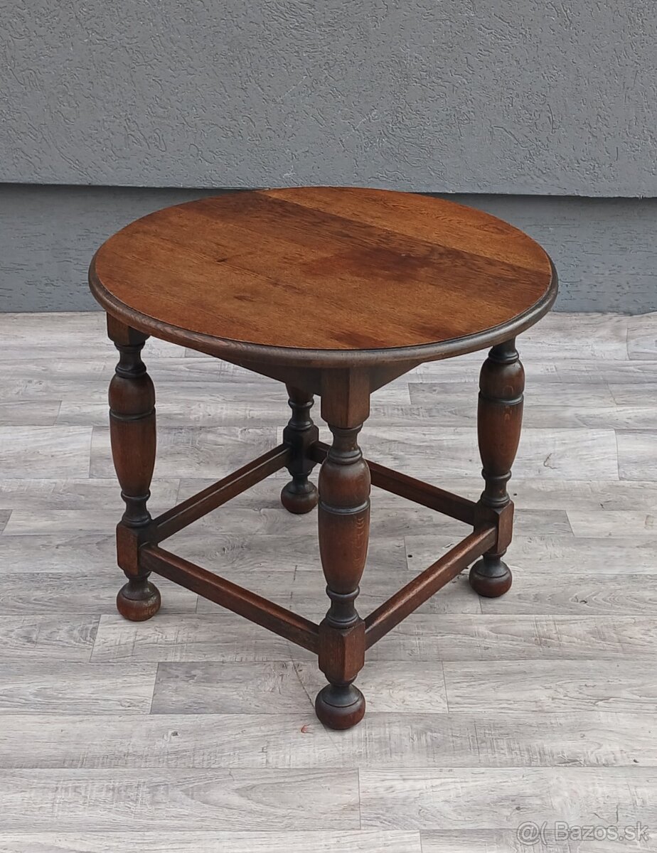 Stolík okrúhly starožitný.