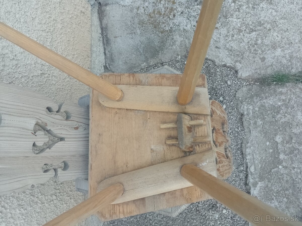 Predám staršie drevené stoličky