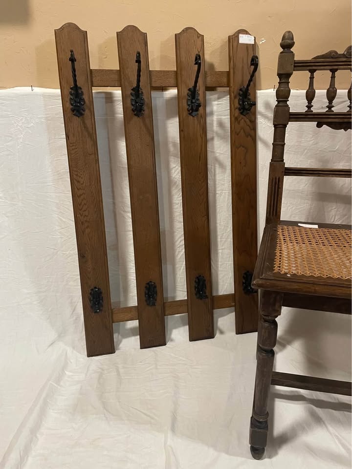 Vesiak, masiv, kov, v 100 cm, s 69 cm, bazar