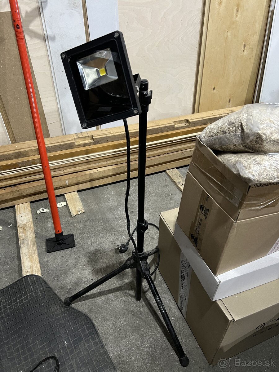 LED reflektor 10W so stojanom