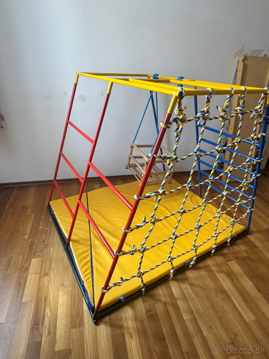 Kovová lezecká konštrukcia