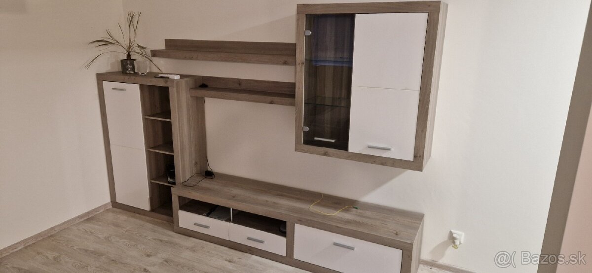 Obývačková stena s LED podsvietenim.