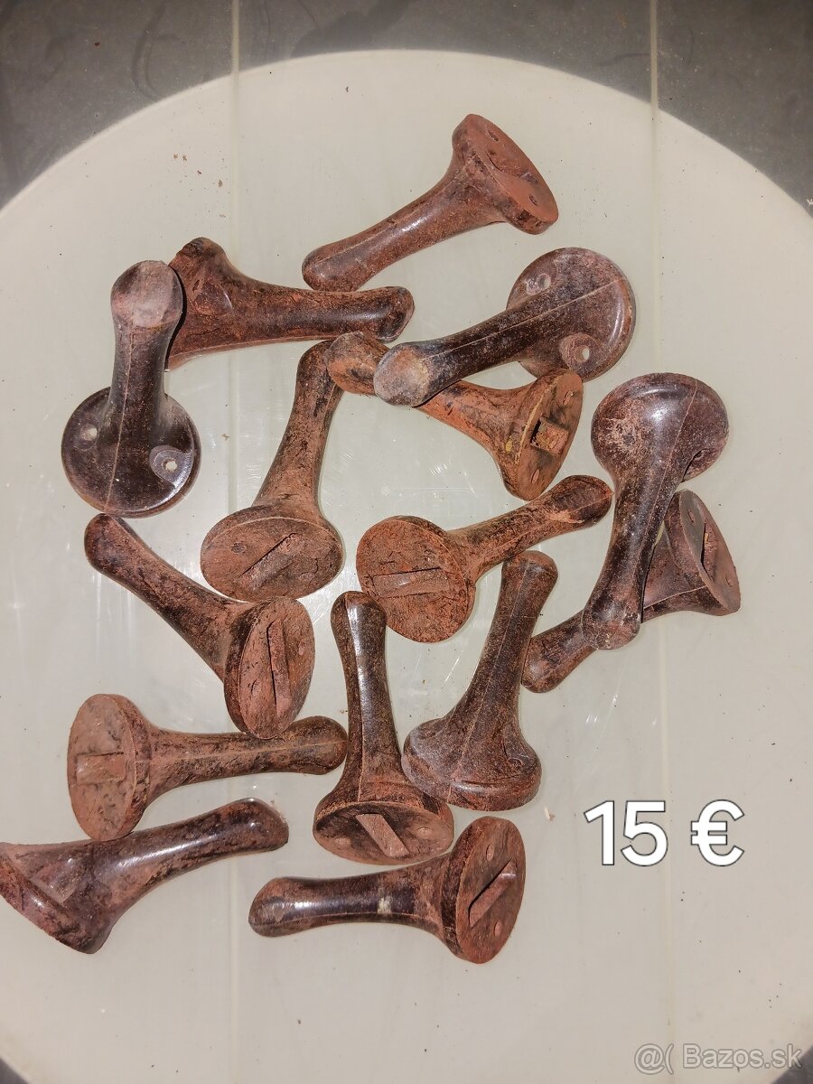 Staré bakelitové vešiaky