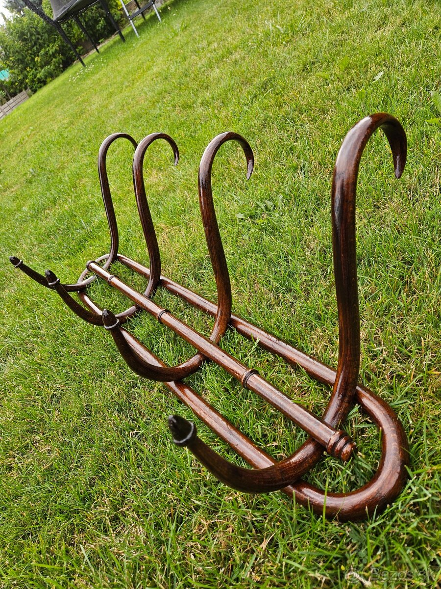 Starožitný vešiak