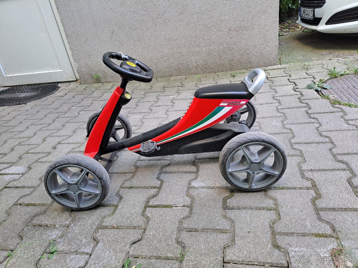Slapacia motokara ferrari