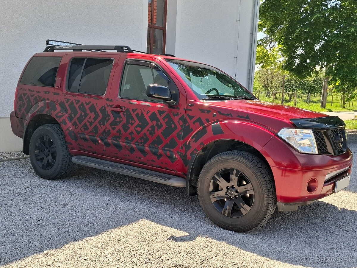 Nissan Pathfinder 4X4 7 Miestné LED ŤAŽNÉ