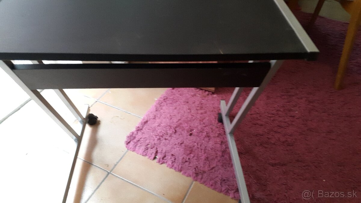Stolík na laptop