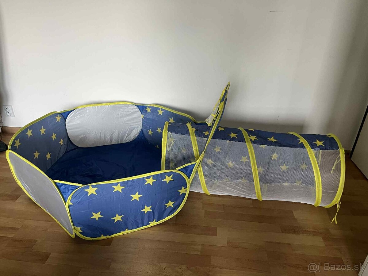 Detský bazénik na guličky plus tunel.