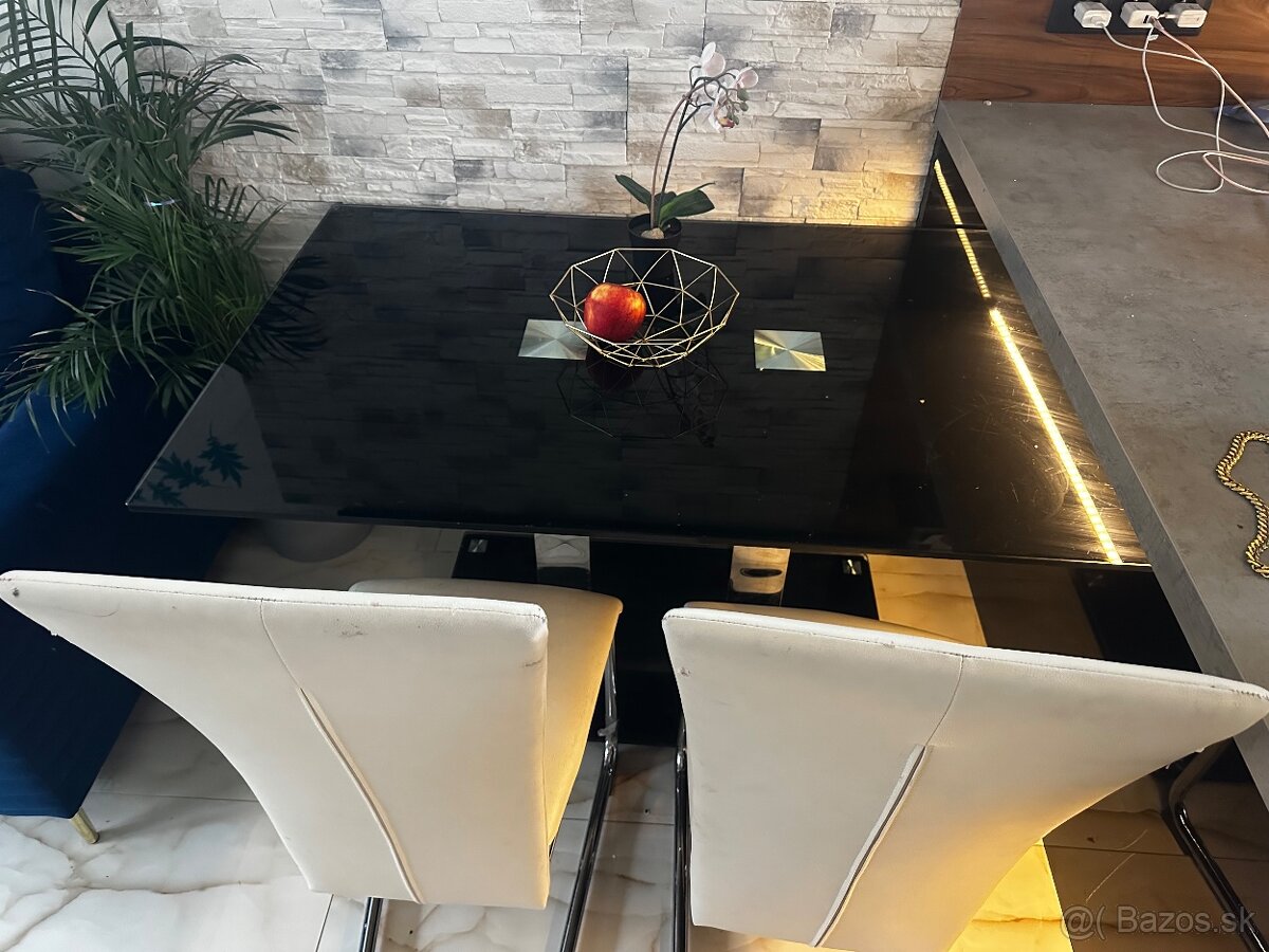 Stôl a stoličky