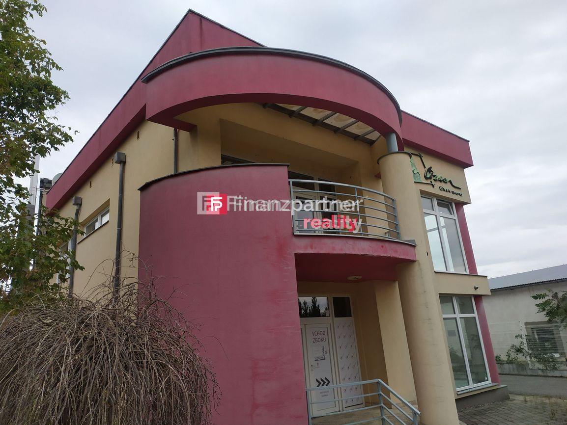 Obchodno-administratívny objekt s veľkým skladovým priestoro