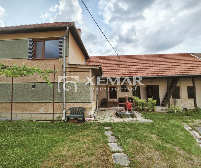 Na predaj 6-izbový rodinný dom v obci Veľké Straciny