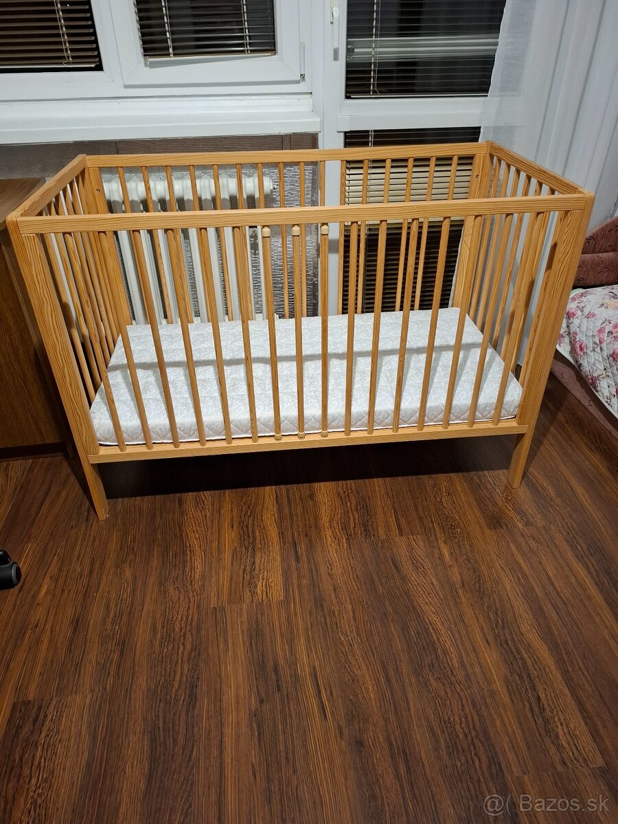 Detska drevená postielka
