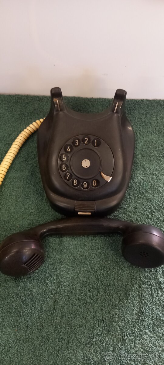 Telefón makelitový