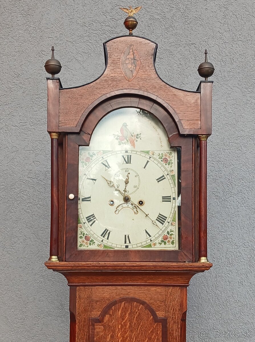 Hodiny podlahové starožitné.