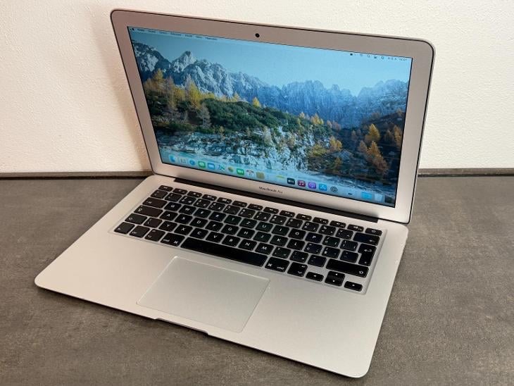 MacBook Air (13-palcový, 2017)