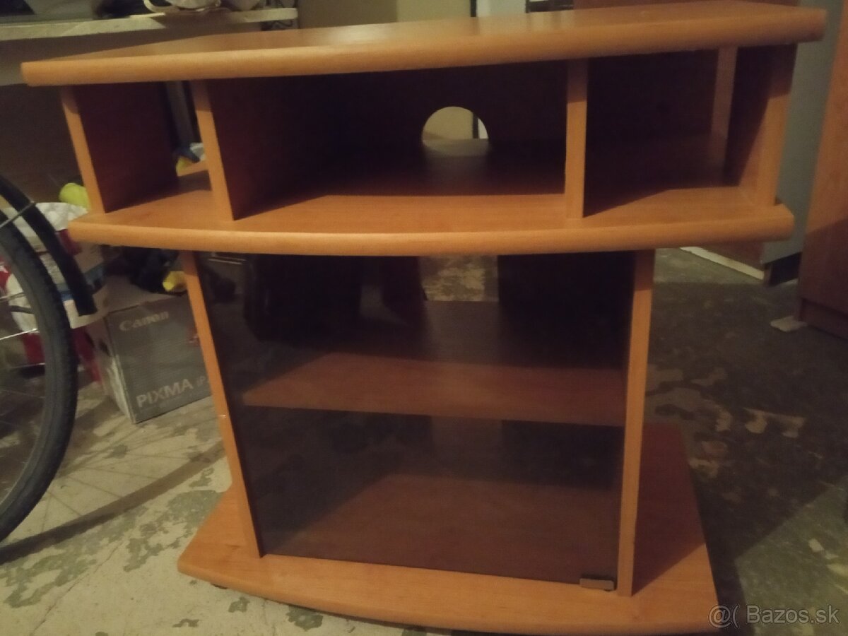 Dizajnová skrinka a poschodová posteľ.