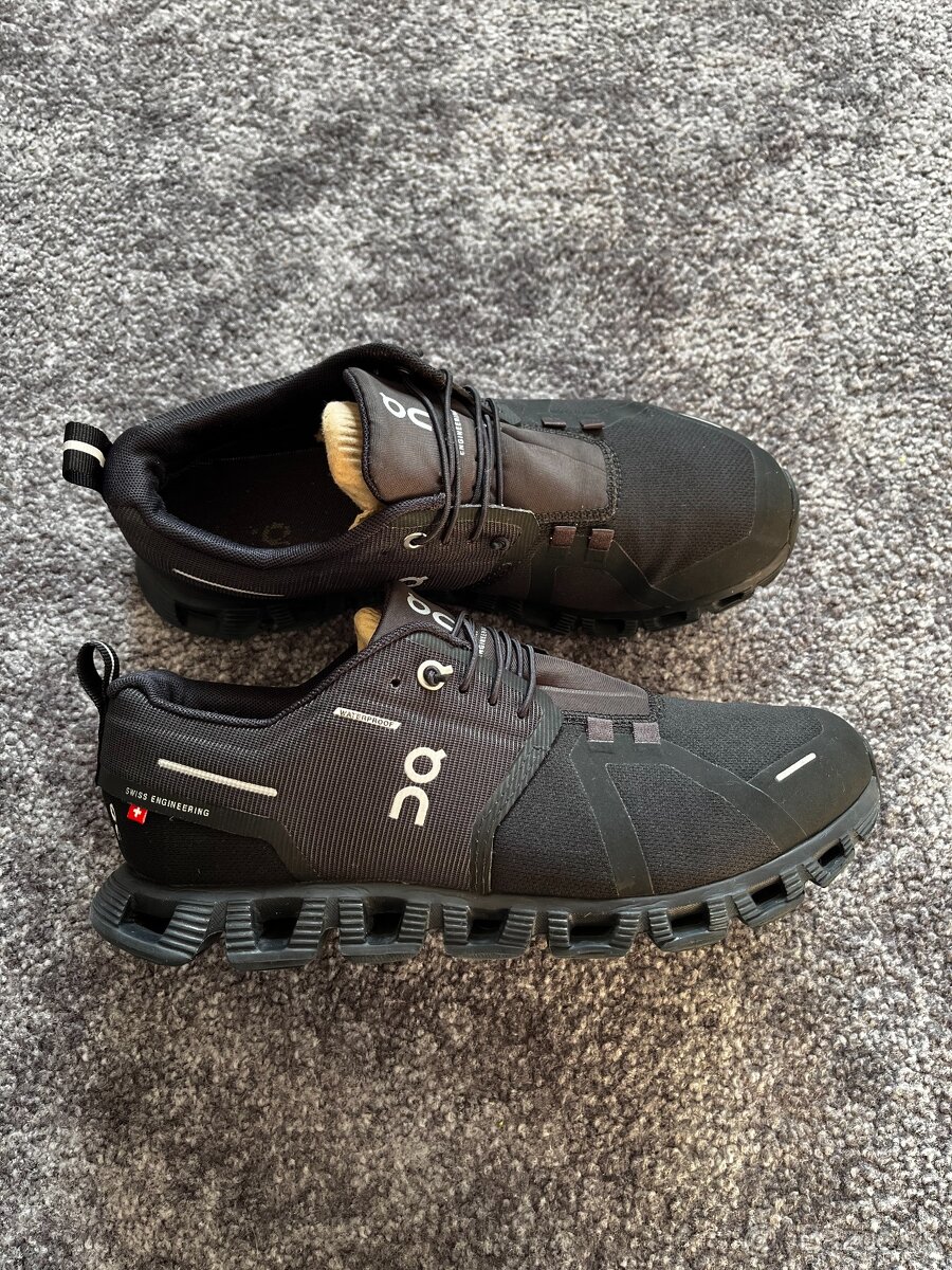 On Running, model Cloud 5 WP, velikost 39....