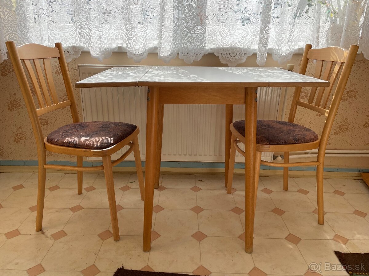 Sklapaci stol so stoličkami