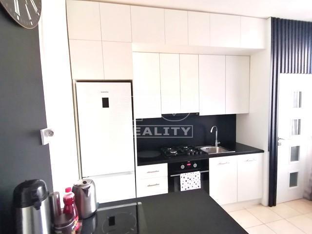 NA PREDAJ PEKNÝ 2-IZBOVÝ BYT V NOVEJ DUBNICI 64M2.