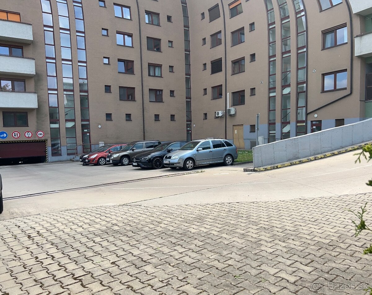 Prenajóm 1-izbového v Karlovej Vsi v BA s garážou a logiou