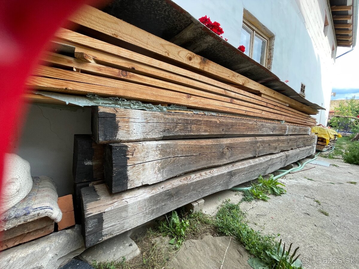 Starý trámový strop