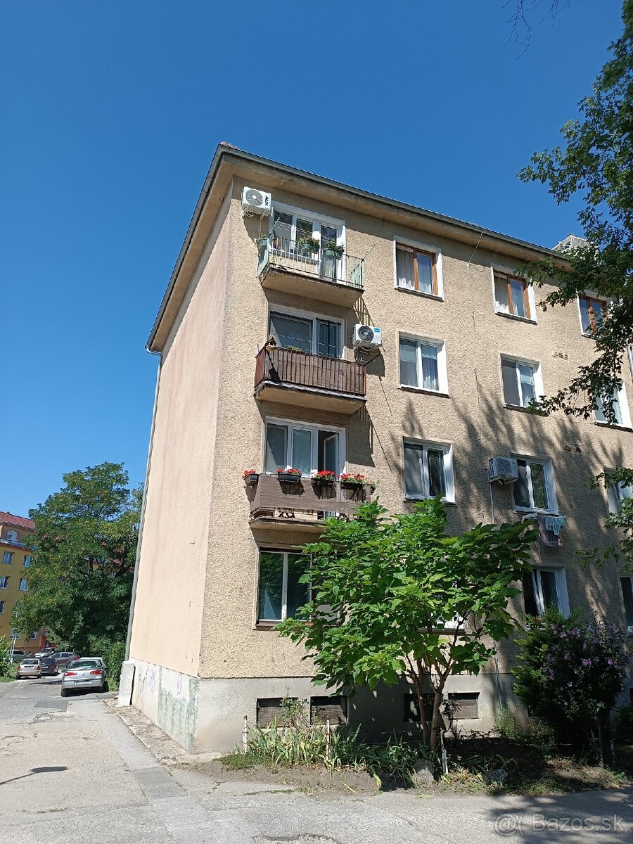 Tehlový byt v centre.