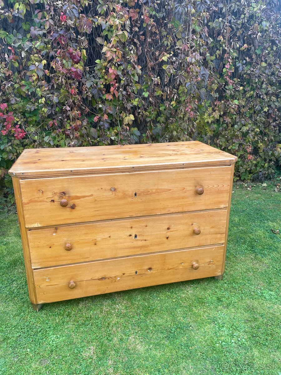 Starožitná truhlicová komoda