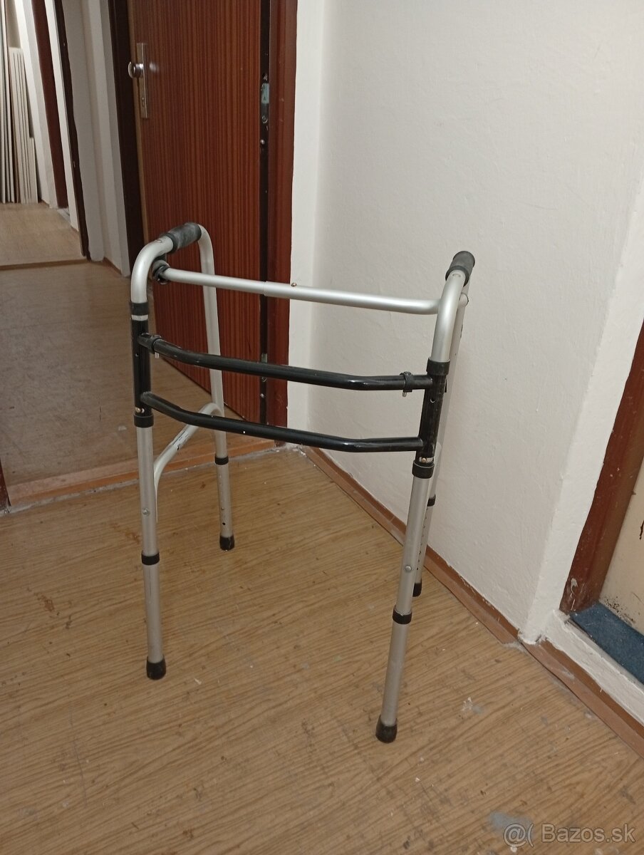 Chodítko pevné skladacie