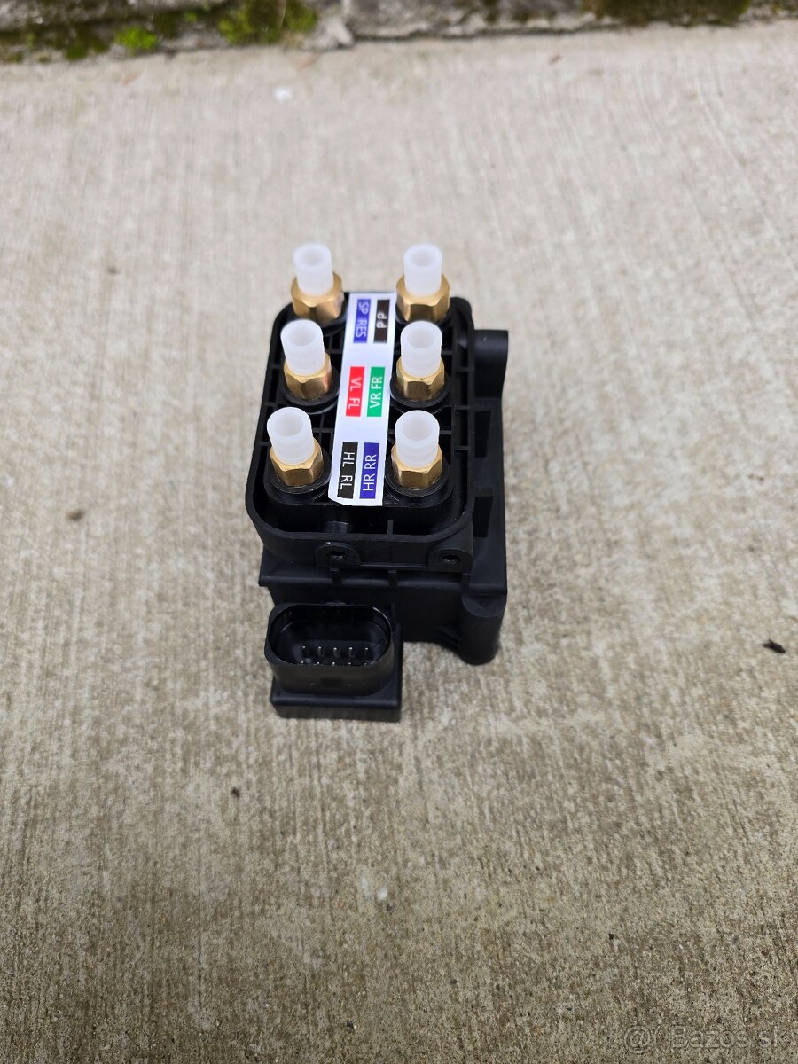 Rozdelovacia kocka vzduchoveho podvozku Audi,