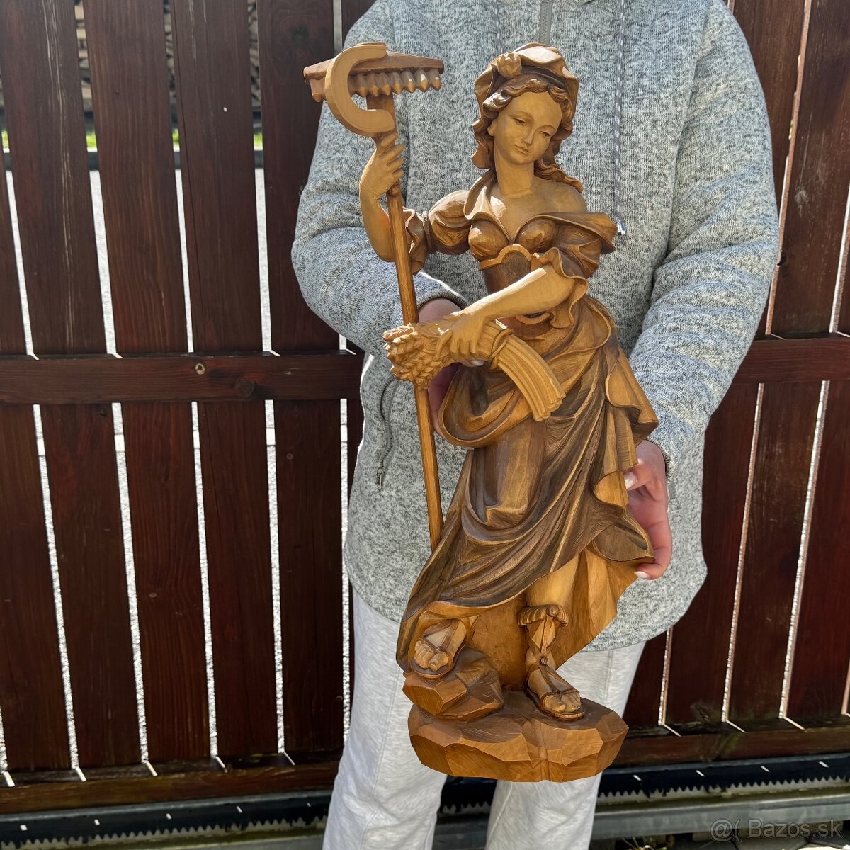 Krásná dřevěná socha svatá Notburga