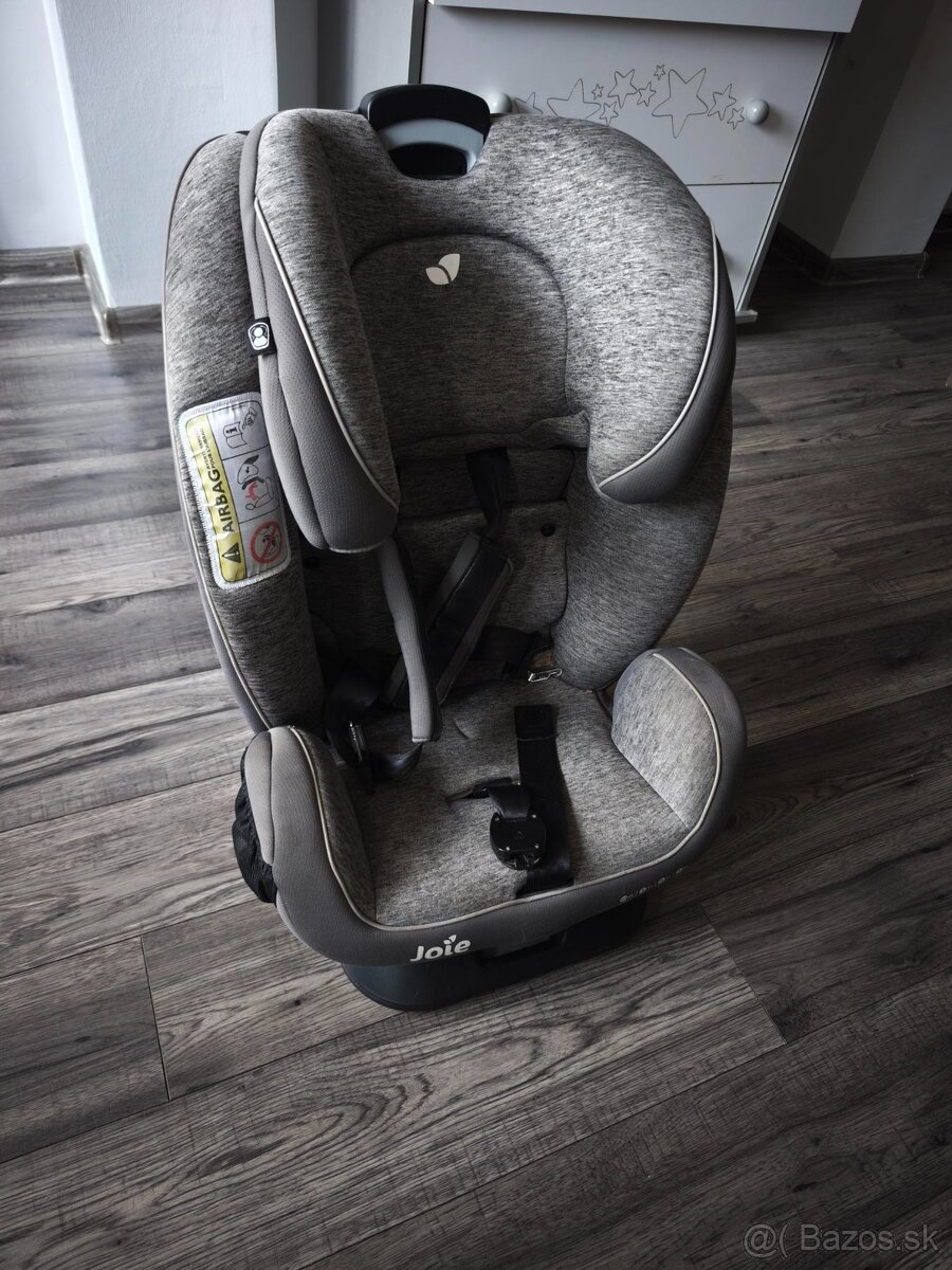 Autosedačka Jolie s ISOFIX kompletná
