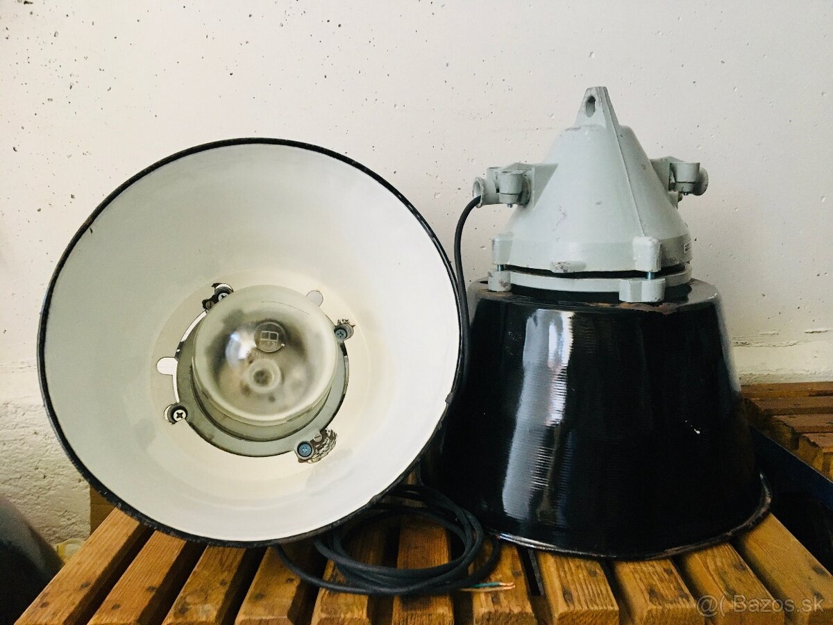 kovová lampa