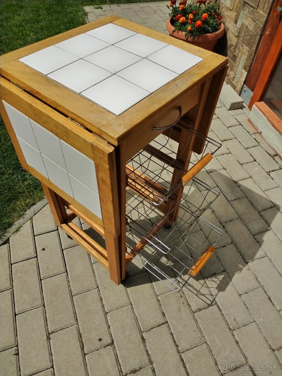 Predám príručný stolík na kolieskach